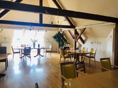 Auf der Pflegestation im 3. Stock wurde ein Speicher zu einem 80 qm großen Aufenthaltsraum ausgebaut.